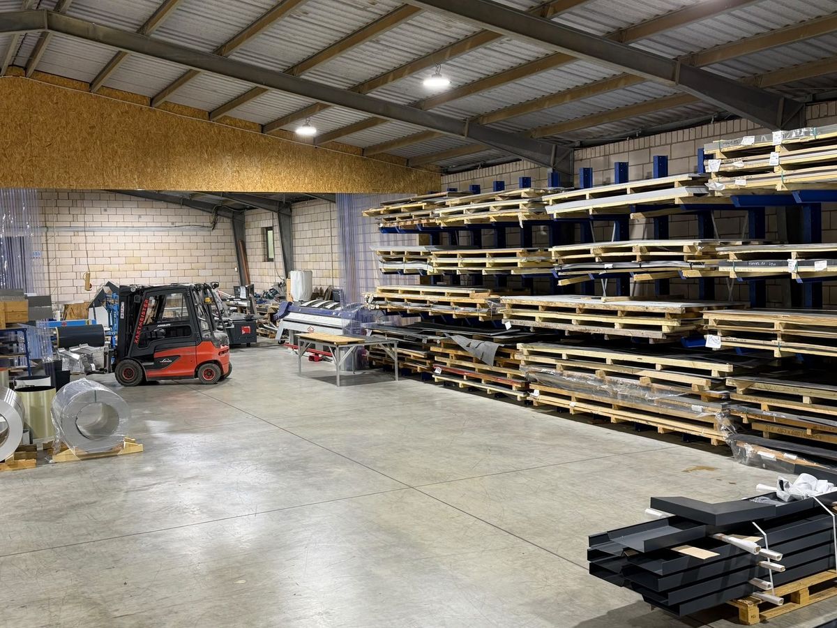 Blechlager mit Stahl- und Aluminiumtafeln bei Kantmeister
